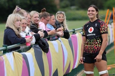 180825 - Wales Women Training Session - Bryonie King talks with rugby fans during a Wales Women training session ahead of their first Women’s Rugby World Cup match against Scotland