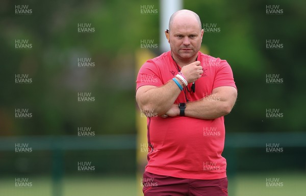 180825 - Wales Women Training Session - Sean Lynn, Wales Women head coach, during a Wales Women training session ahead of their first Women’s Rugby World Cup match against Scotland