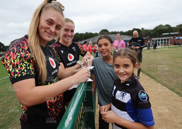 180825 - Wales Women Training Session - Wales’  Hannah Dallavalle and Lisa Neumann with rugby fans who watched the Wales Women training session ahead of their first Women’s Rugby World Cup match against Scotland