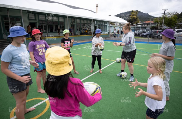 281022 - Wales Women Rugby School Engagement Event at Kamo Primary School - Wales’ Caryl Thomas takes part in a rugby coaching session with children at Kamo Primary School in Whangarei during a visit to the school