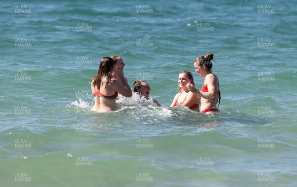 191023 - Wales Women Rugby Sea Recovery - Wales Women rugby players take a sea recovery session in Oriental Bay, Wellington after training ahead of Wales’ opening match of WXV1 against Canada Left to right, Kate Williams, Abbie Fleming, Gwenllian Pyrs, Alex Callender and Lisa Neumann