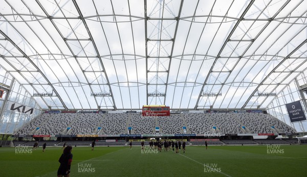 261023 - Wales’ Women Stadium Orientation and Kickers Session - The Wales Women’s team take to the pitch during a stadium orientation session at the Forsyth Barr Stadium in Dunedin where they will play New Zealand in WCV1 on Saturday