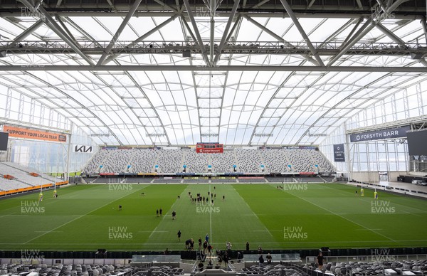 261023 - Wales’ Women Stadium Orientation and Kickers Session - The Wales Women’s team take to the pitch during a stadium orientation session at the Forsyth Barr Stadium in Dunedin where they will play New Zealand in WCV1 on Saturday