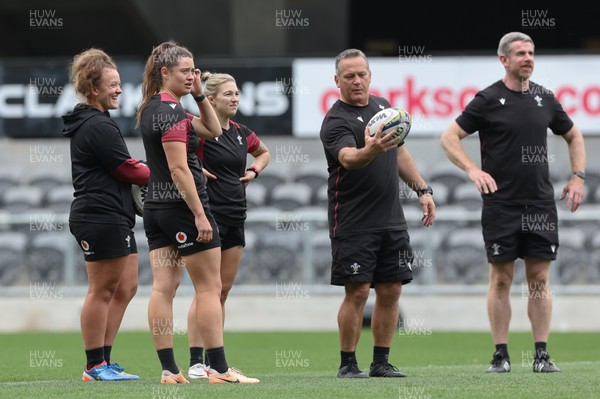 261023 - Wales’ Women Stadium Orientation and Kickers Session - Wales kickers Lleucu George, Robyn Wilkins and Keira Bevan with coaches Shaun Connor and Eifion Roberts during a kickers session at the Forsyth Barr Stadium in Dunedin where they will play New Zealand in WCV1 on Saturday