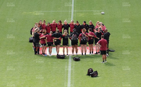 021123 - Wales Women Stadium Orientation and Kickers Session - The Wales team huddle up during Wales’ stadium orientation and kickers session at the Go Media Mount Smart Stadium ahead of their WXV1 match against Australia