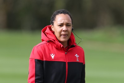 010421 - Wales Women Rugby Squad Training session - Assistant coach Sophie Spence with Skills Coach Geraint Lewis during training session ahead of the start of the Women's Six Nations 