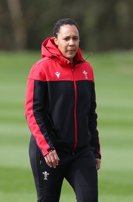 010421 - Wales Women Rugby Squad Training session - Assistant coach Sophie Spence with Skills Coach Geraint Lewis during training session ahead of the start of the Women's Six Nations 