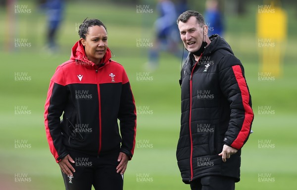 010421 - Wales Women Rugby Squad Training session - Assistant coach Sophie Spence with Skills Coach Geraint Lewis during training session ahead of the start of the Women's Six Nations 