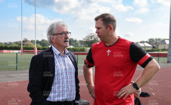 210922 - Wales Women RWC Training Session - WRU president Gerald Davies speaks with Ioan Cunningham during a training session ahead of departure to New Zealand for the Rugby World Cup