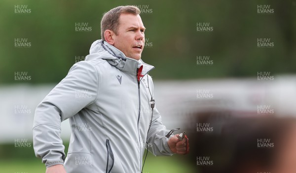 250423 - Wales Women Rugby Training Session - Wales head coach Ioan Cunningham during a training session at Parma Rugby Club ahead of the TicTok Women’s 6 Nations match against Italy