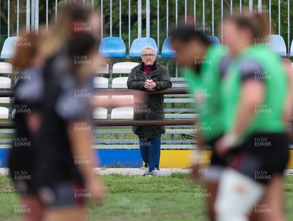 250423 - Wales Women Rugby Training Session - Welsh Rugby Union President Gerald Davies watches the Wales Women’s team during a training session at Parma Rugby Club ahead of the TicTok Women’s 6 Nations match against Italy