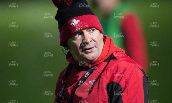 291020 - Wales Women Rugby Squad Training Session - The Wales Women's head coach Darren Edwards during training session