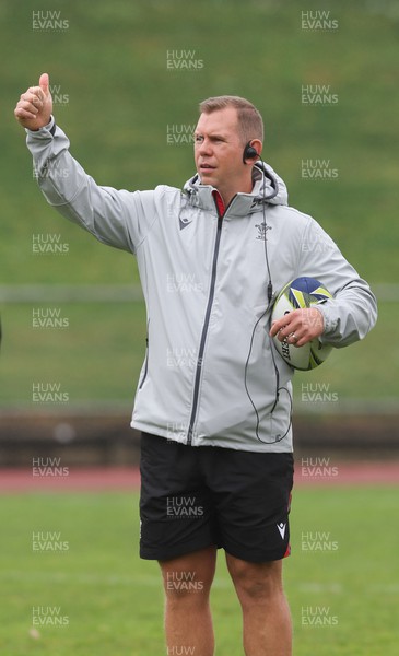 300922 - Wales Women Rugby Training Session - Wales’ head coach Ioan Cunningham during a combined training session with USA ahead of the start of the Women’s Rugby World Cup