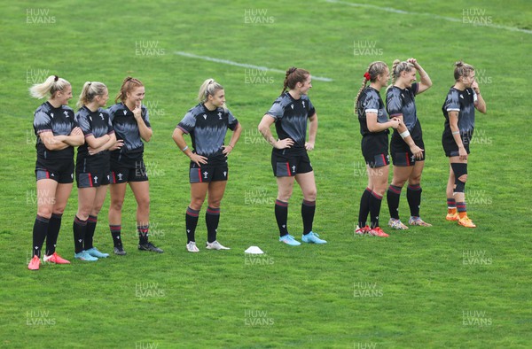 300922 - Wales Women Rugby Training Session - Wales’ team members during a combined training session with USA ahead of the start of the Women’s Rugby World Cup