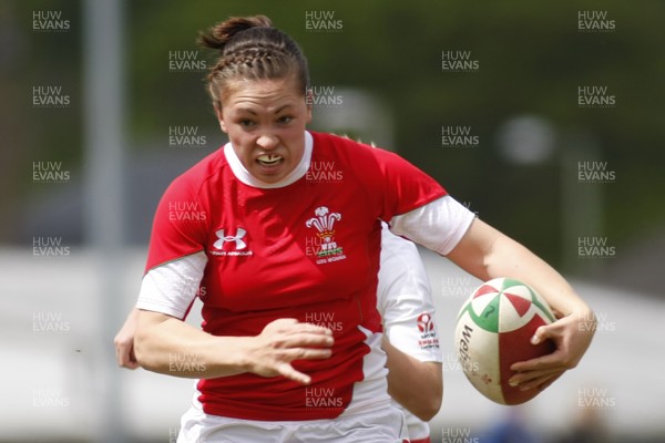 09.05.10 Wales v England - Womens' Under 20's - Wales' Charlotte Murray races away to score Wales' first try.  