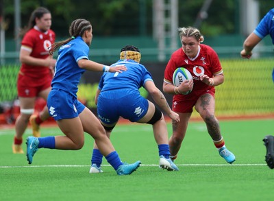 170725 - Wales Women U20 v Italy Women U20, Women’s U20 Six Nations Summer Series -  Molly Wakely of Wales looks to attack