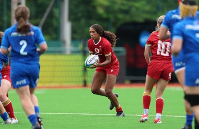 170725 - Wales Women U20 v Italy Women U20, Women’s U20 Six Nations Summer Series - Nia Fajeyisan of Wales looks to attack
