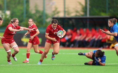 170725 - Wales Women U20 v Italy Women U20, Women’s U20 Six Nations Summer Series - Chiara Pearce of Wales charges through Chiara Cheli of Italy