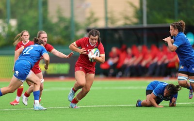 170725 - Wales Women U20 v Italy Women U20, Women’s U20 Six Nations Summer Series - Chiara Pearce of Wales charges through Chiara Cheli of Italy