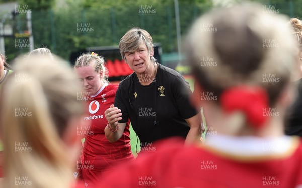 170725 - Wales Women U20 v Italy Women U20, Women’s U20 Six Nations Summer Series - Wales Women U20 head coach Liza Burgess speaks to the players at the end of the match