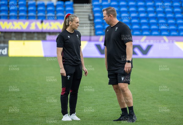031123 - Wales Women v Australia Women, WXV1 - Wales captain Hannah Jones chats with Wales head coach Ioan Cunningham on their arrival at the stadium