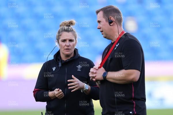 031123 - Wales Women v Australia Women, WXV1 - Wales head coach Ioan Cunningham with coach Catrina Nicholas-McLaughlin ahead of the match