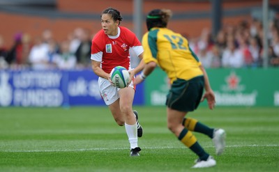 20.08.10 - Wales Women v Australia Women - Women's Rugby World Cup 2010 - Naomi Thomas of Wales looks for support. 