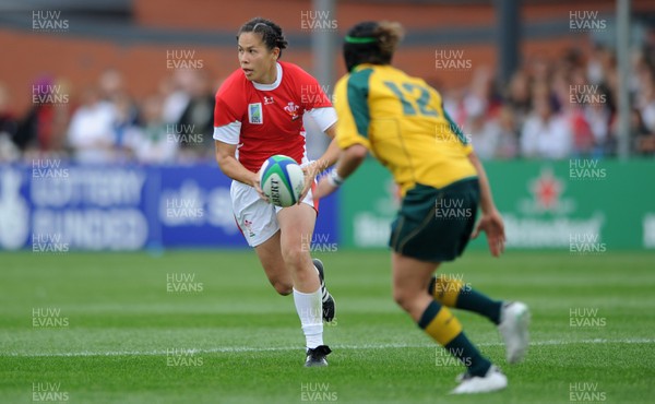 20.08.10 - Wales Women v Australia Women - Women's Rugby World Cup 2010 - Naomi Thomas of Wales looks for support. 