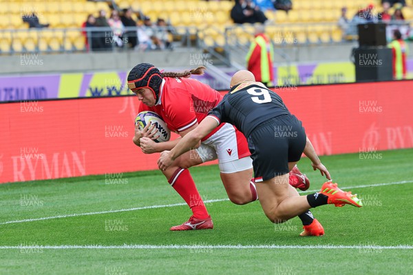 211023 - Wales Women v Canada Women, WXV1 - Carys Phillips of Wales beats Olivia Apps of Canada to score try