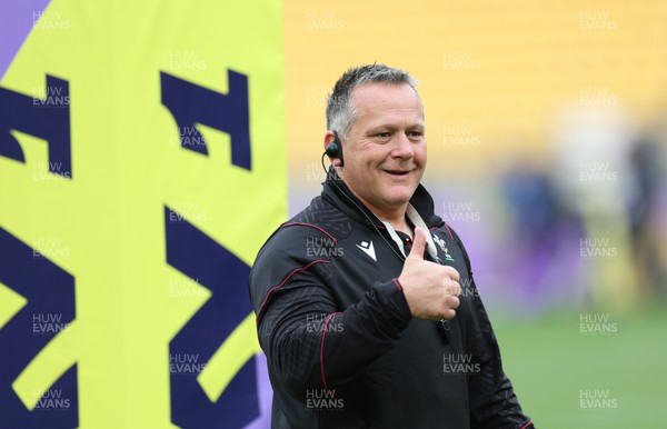 211023 - Wales Women v Canada Women, WXV1 - Wales attack coach Shaun Connor during warm up