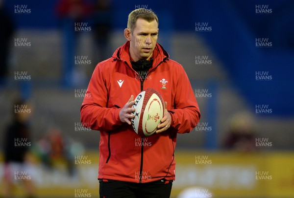 211121 - Wales Women v Canada Women - Autumn Internationals - Wales head coach Ioan Cunningham during warm up