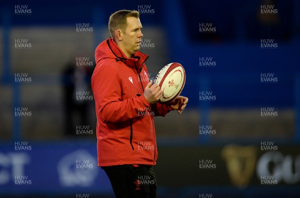 211121 - Wales Women v Canada Women - Autumn Internationals - Wales head coach Ioan Cunningham during warm up