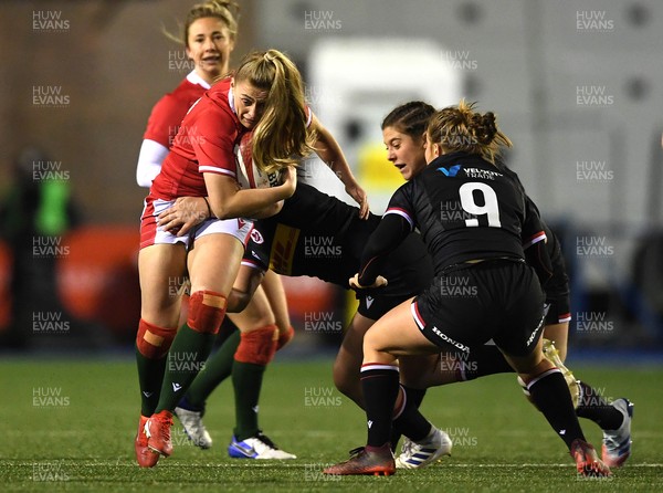 211121 - Wales Women v Canada Women - Autumn Internationals - Hannah Jones of Wales is tackled by Justine Pelletier of Canada