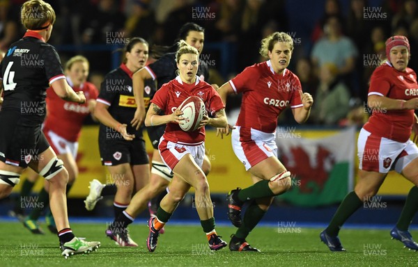 211121 - Wales Women v Canada Women - Autumn Internationals - Keira Bevan of Wales gets into space