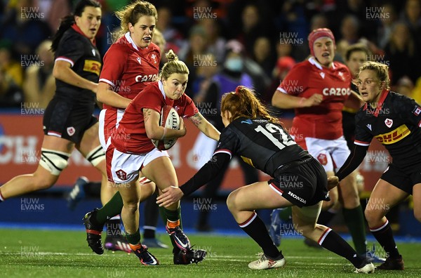 211121 - Wales Women v Canada Women - Autumn Internationals - Keira Bevan of Wales takes on Alexandra Tessier of Canada