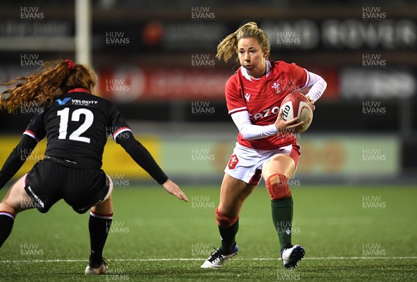 211121 - Wales Women v Canada Women - Autumn Internationals - Elinor Snowsill of Wales takes on Alexandra Tessier of Canada