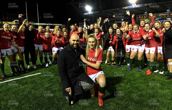 211121 - Wales Women v Canada Women - Autumn Internationals - Dino Dallavalle proposed to Hannah Jones of Wales at the end of the game