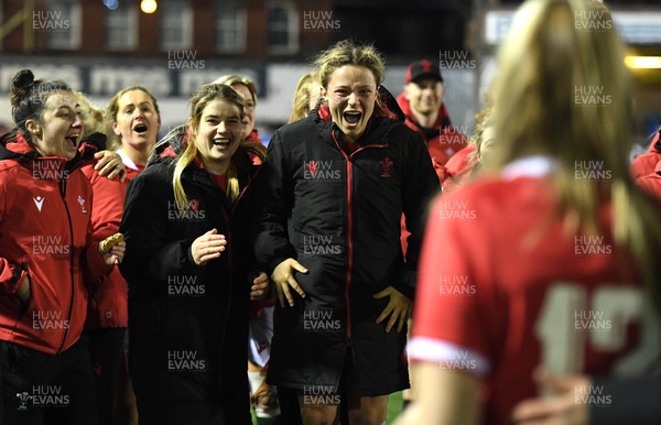 211121 - Wales Women v Canada Women - Autumn Internationals - Bethan Lewis and Alisha Butchers celebrate as Dino Dallavalle proposes to Hannah Jones of Wales at the end of the game