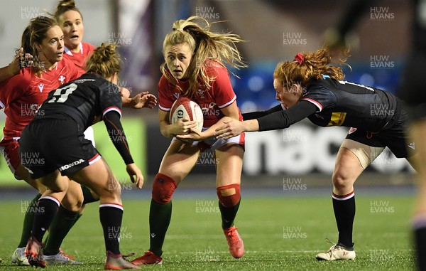 211121 - Wales Women v Canada Women - Autumn Internationals - Hannah Jones of Wales spots a gap