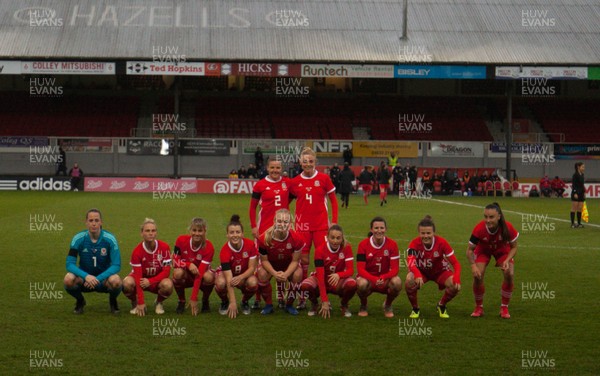 040419 - Wales v Czech Republic, Women's International Challenge Match - The Wales team line up for the team photograph