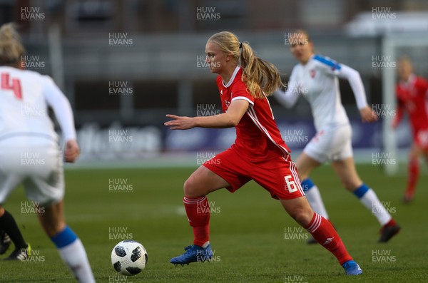 040419 - Wales v Czech Republic, Women's International Challenge Match - Elise Hughes of Wales presses forward