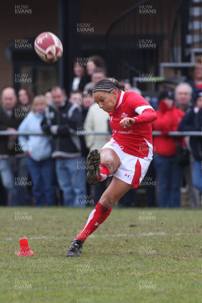 14.02.09 The Women's 6 Nations. Wales vs. England. Taffs Well RFC, Cardiff, Wales. 
 
Non Evans opens Wales's account with a penalty. 
 
