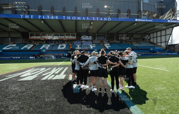 150423 - Wales v England, TicTok Women’s 6 Nations - The Wales team huddle up as they walk onto the Cardiff Arms Park