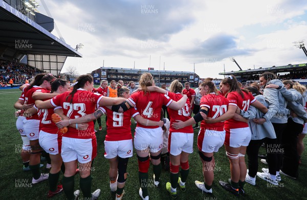 150423 - Wales v England, TicTok Women’s 6 Nations - The Wales team huddle up at the end of the match