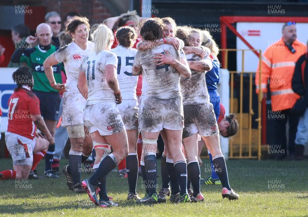 170313 Wales v England- Women's 6 Nations Championship -England's players celebrate at the final whistle