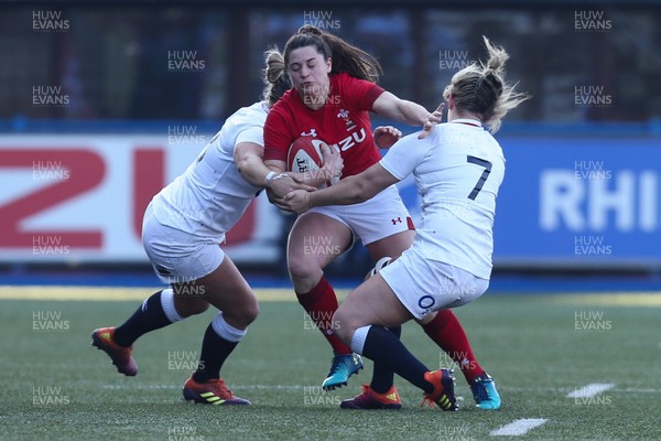 240219 - Wales v England, Women's Six Nations Championship 2019 - Robyn Wilkins of Wales takes on Sarah Bern of England and Marlie Packer of England