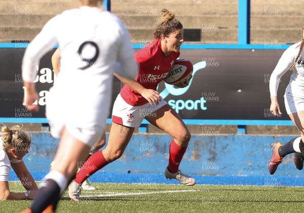 240219 - Wales v England, Women's Six Nations Championship 2019 - Jess Kavanagh of Wales races in to score try
