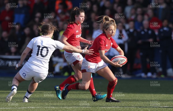 240219 - Wales v England, Women's Six Nations Championship 2019 - Elinor Snowsill of Wales gets past Katy Daley-Mclean of England