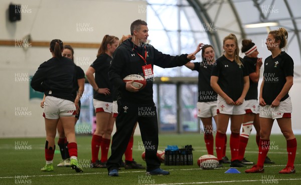 160318 - Wales Women v France Women - Natwest 6 Nations Championship - Gareth Wyatt talks to the team in the warm up
