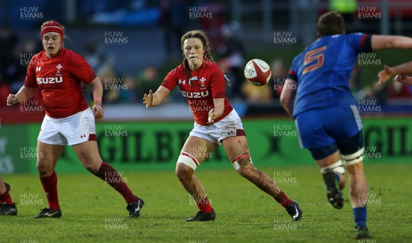 160318 - Wales Women v France Women - Natwest 6 Nations Championship - Alisha Butchers of Wales catches the ball